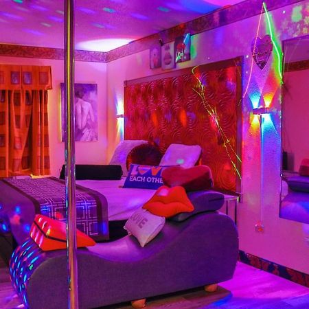 Luxe Romantic Suites Dolton 外观 照片