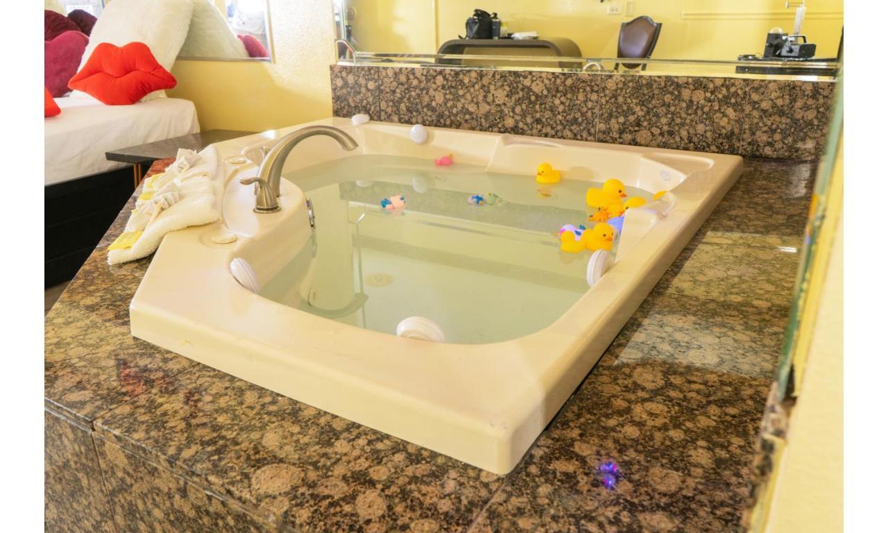 Luxe Romantic Suites Dolton 外观 照片