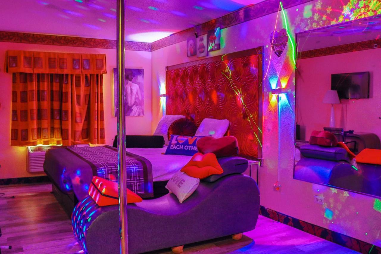 Luxe Romantic Suites Dolton 外观 照片