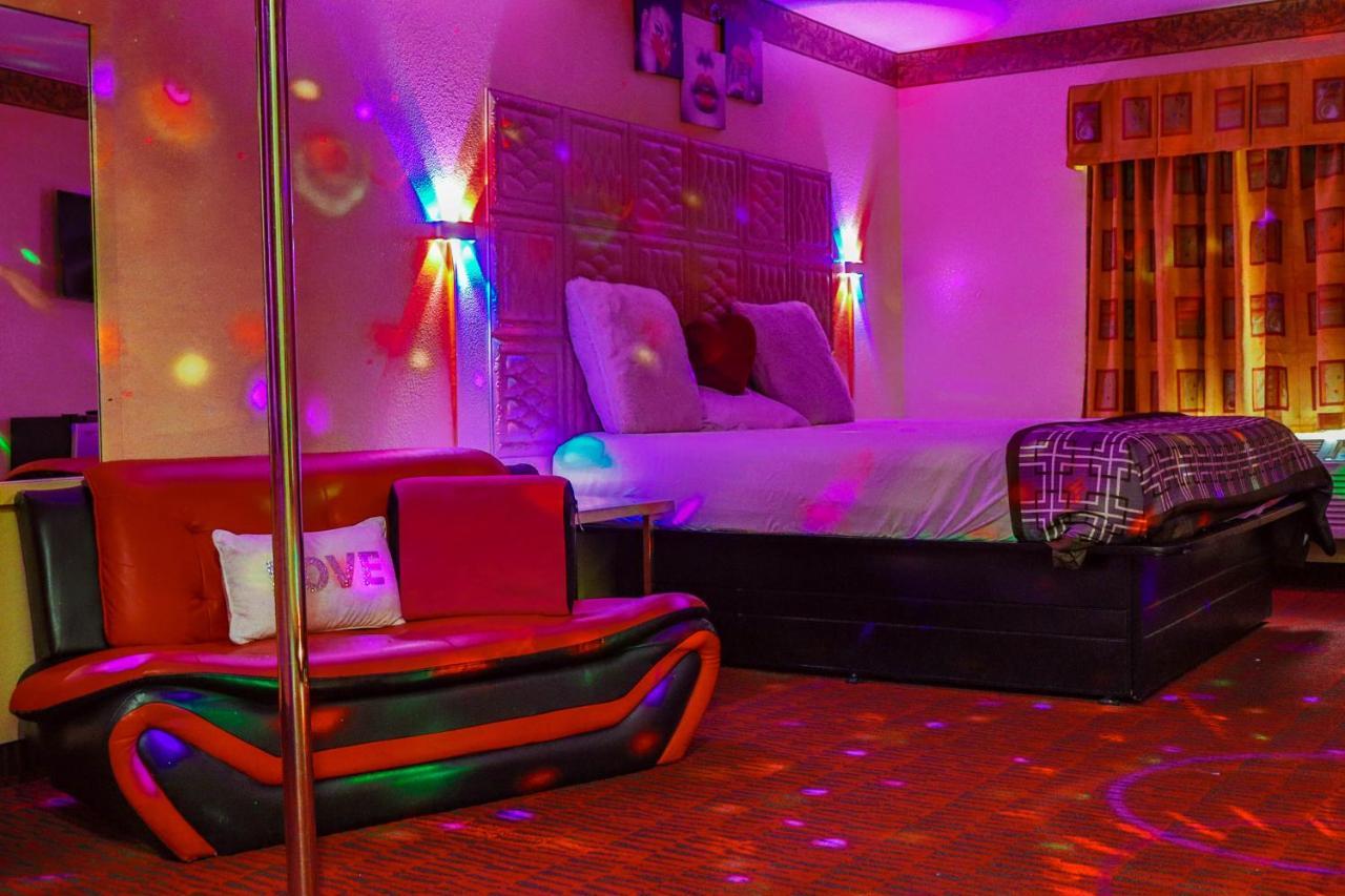 Luxe Romantic Suites Dolton 外观 照片