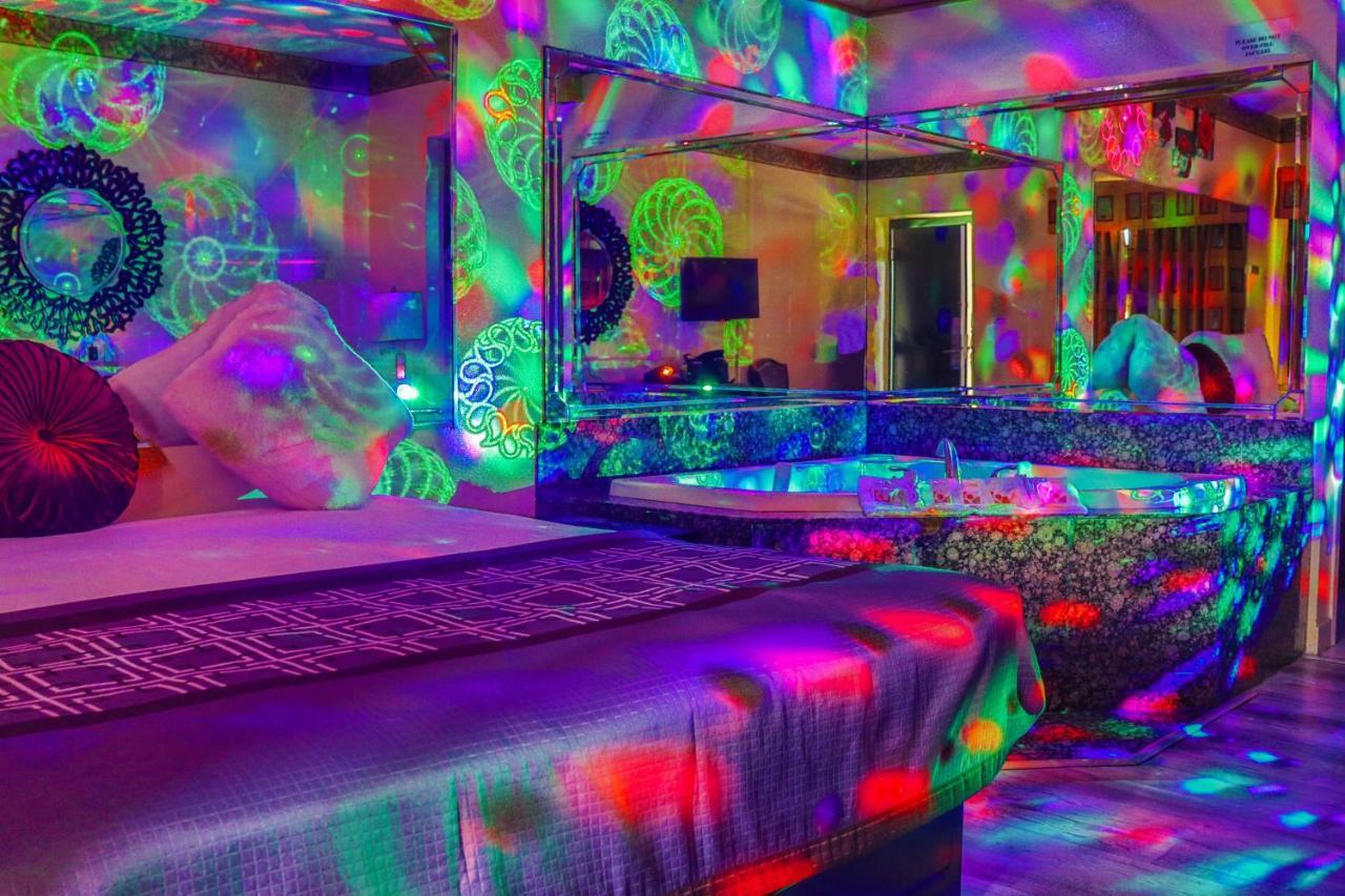 Luxe Romantic Suites Dolton 外观 照片