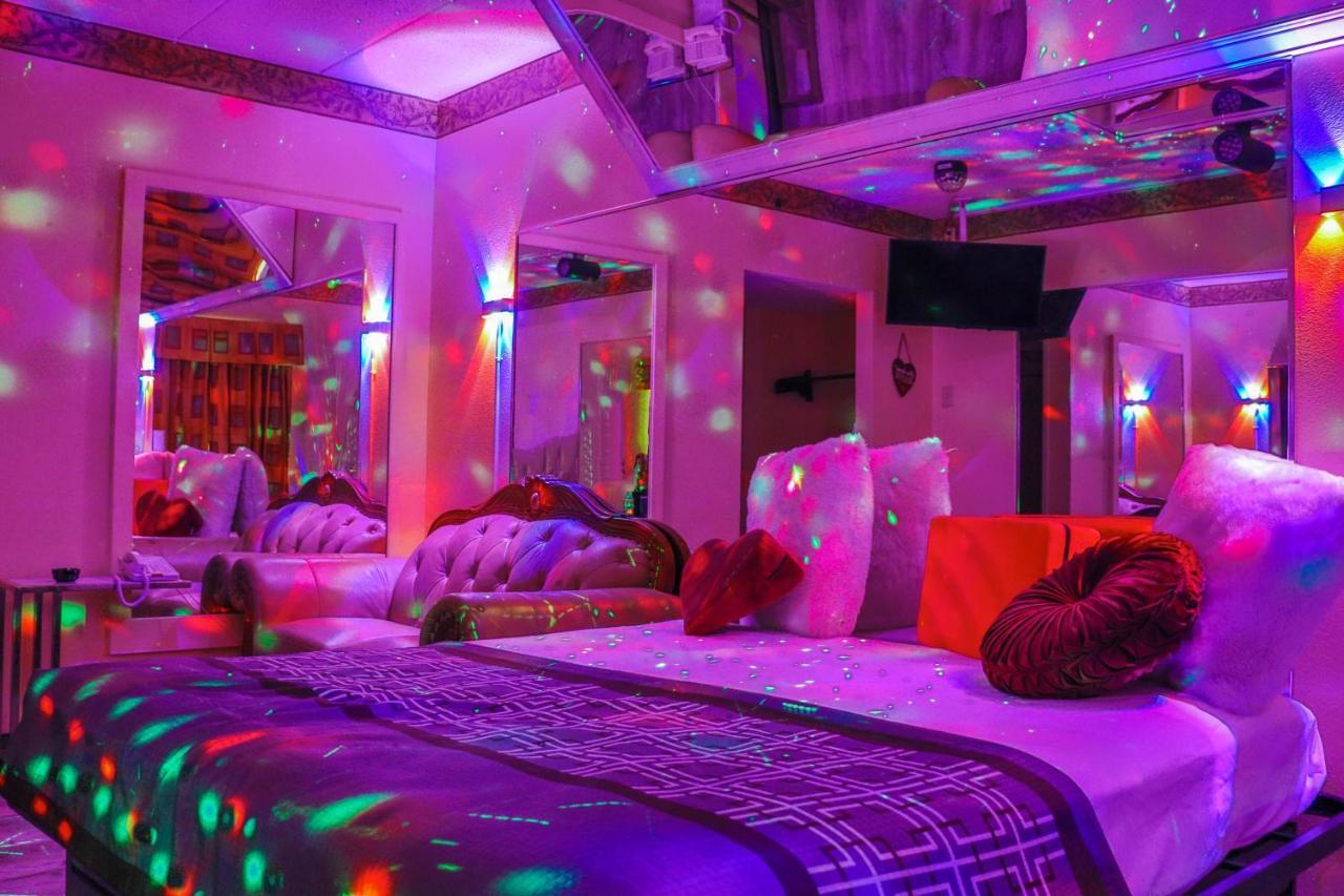Luxe Romantic Suites Dolton 外观 照片