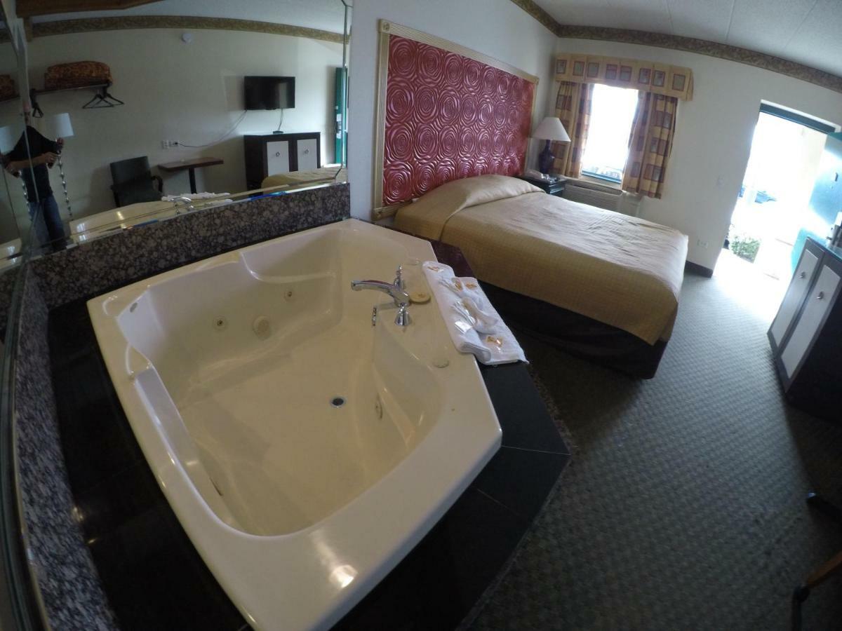 Luxe Romantic Suites Dolton 外观 照片